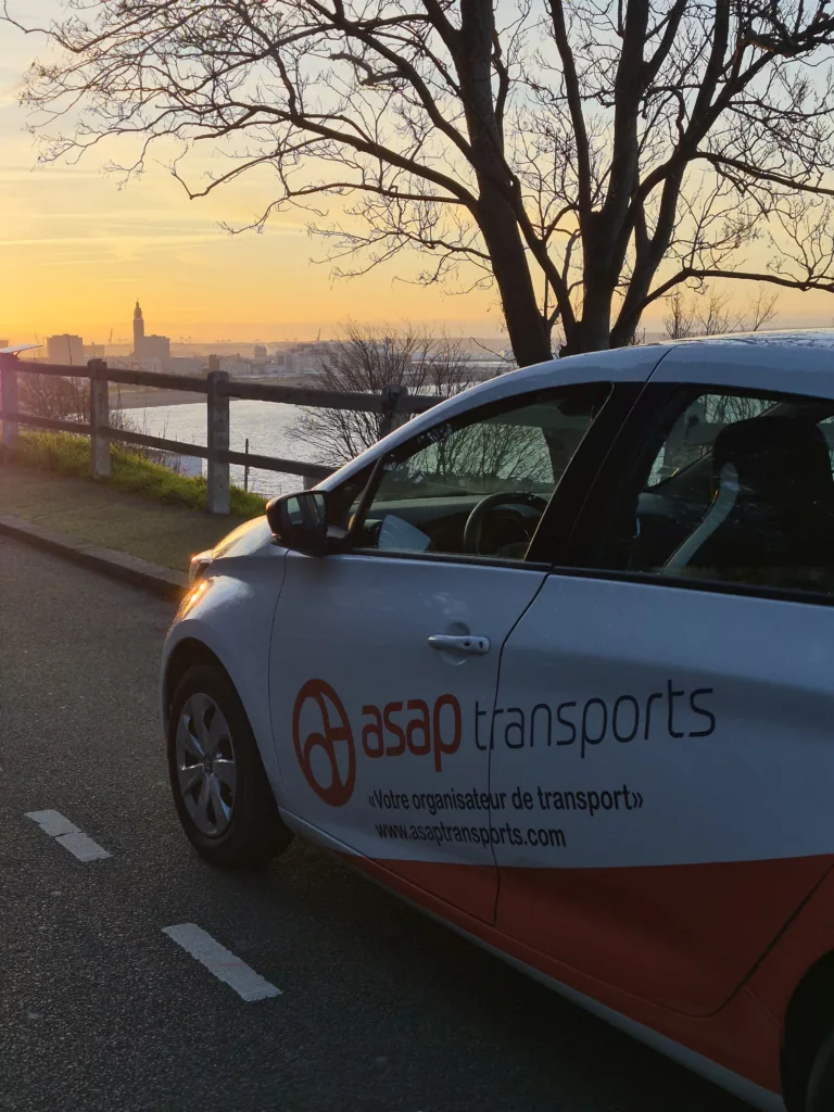 Véhicule de service 100 % électrique d'ASAP TRANSPORTS, engagée dans une démarche de mobilité locale décarbonée.