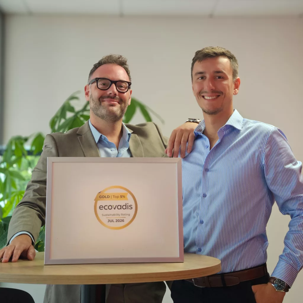Nicolas Mounier et Alexandre Mounier, dirigeants d'ASAP TRANSPORTS, présentent la médaille d'or EcoVadis récompensant les engagements RSE de leur entreprise de transport routier